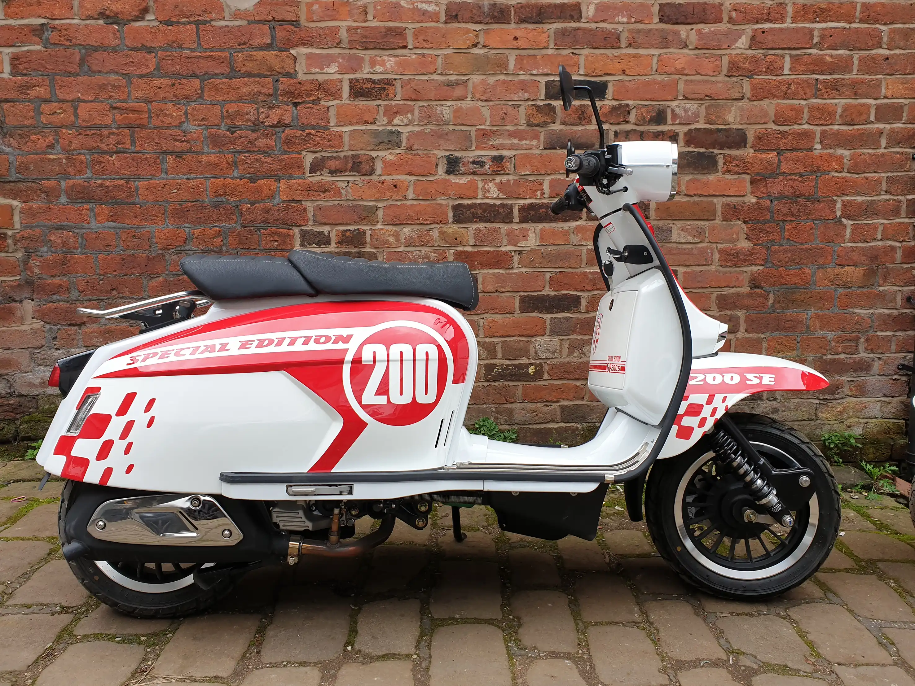 Een rood-witte Royal Alloy zijaanzicht